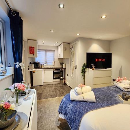 Studio Apartment The Den Colnbrook מראה חיצוני תמונה