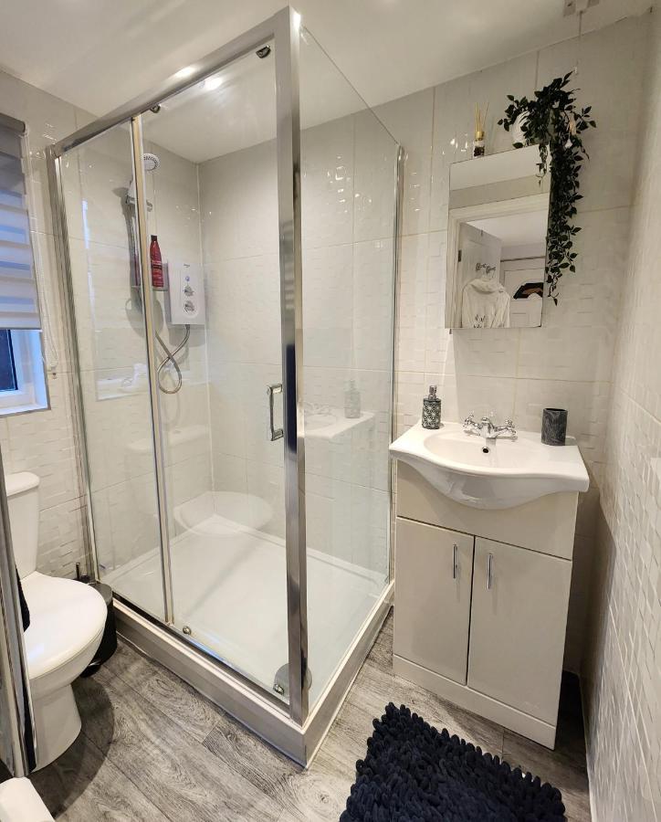 Studio Apartment The Den Colnbrook מראה חיצוני תמונה