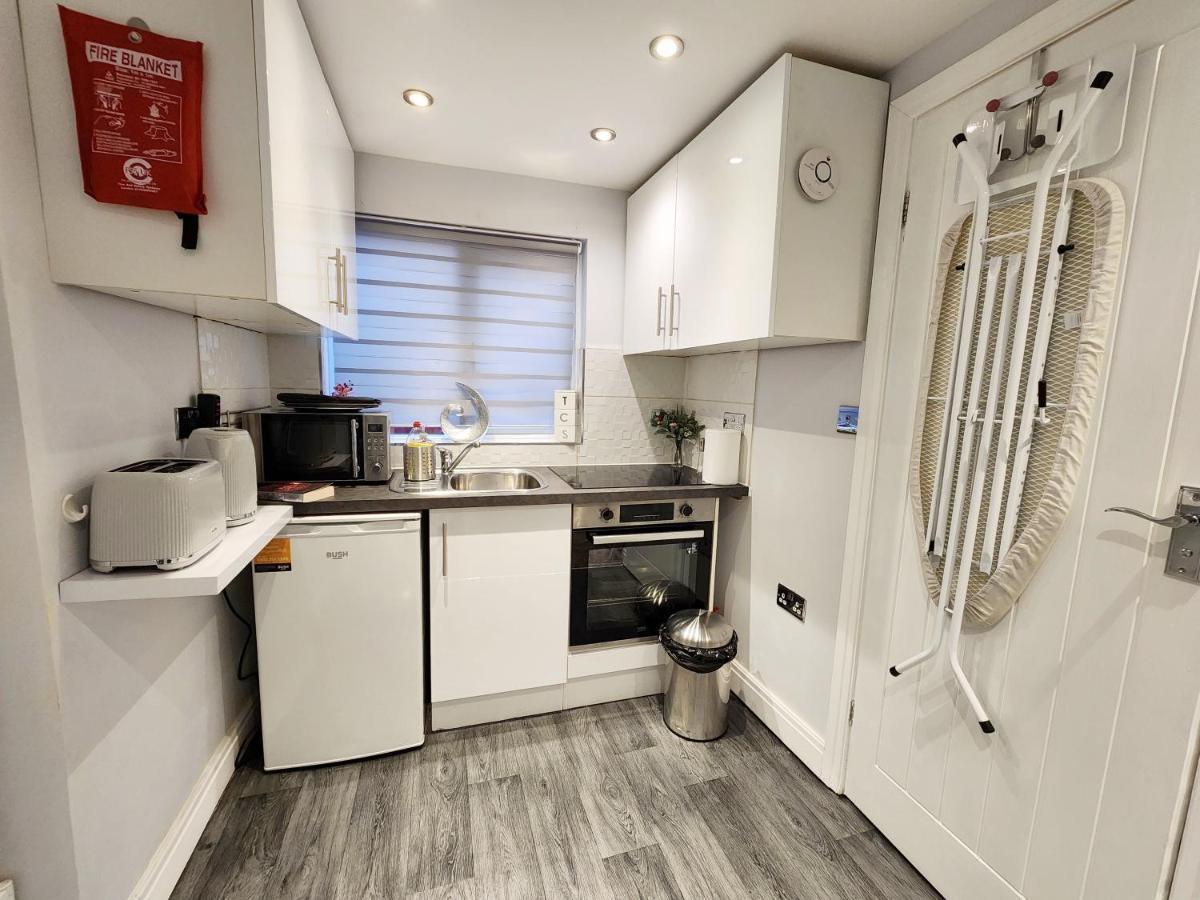 Studio Apartment The Den Colnbrook מראה חיצוני תמונה