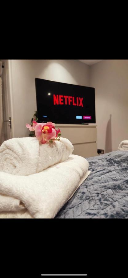 Studio Apartment The Den Colnbrook מראה חיצוני תמונה