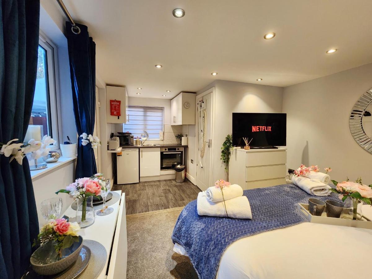 Studio Apartment The Den Colnbrook מראה חיצוני תמונה